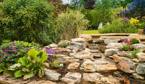 Taman minimalis dengan paduan batu dan tanaman kerdil